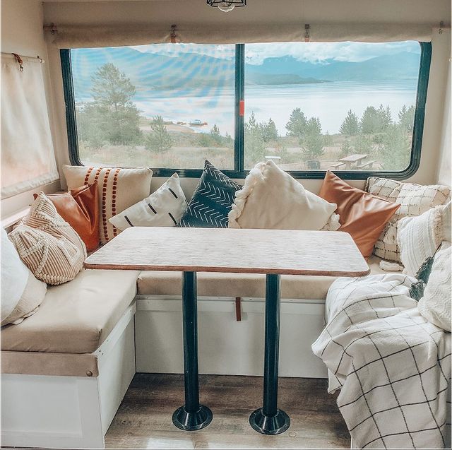 Country-Style Camper Bedroom Ideas to Decorate Your Cozy RV