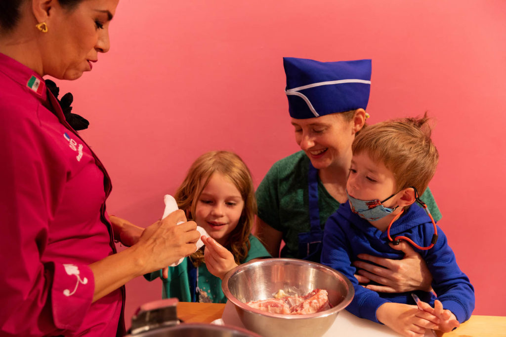 mom and kids at cooking class Aura Cocina Mexico City