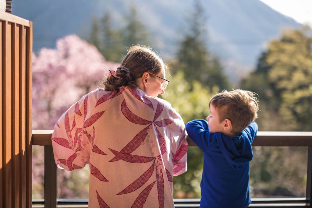 mom and son balcony at tokinoyu setsugetsuka