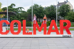 colmar france sign with kids